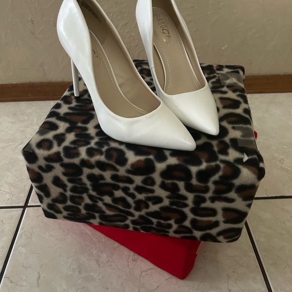 Rogue Heels/Pumps Condition 01 - Picture 4 of 9